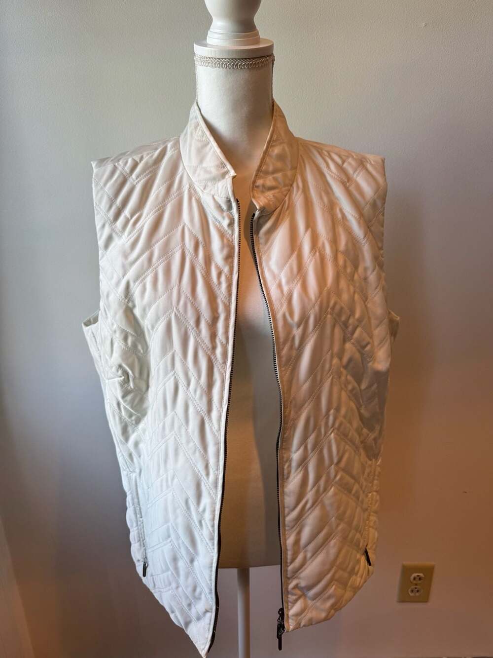 JH Collectibles White Quilted Puffer Vest Size XL